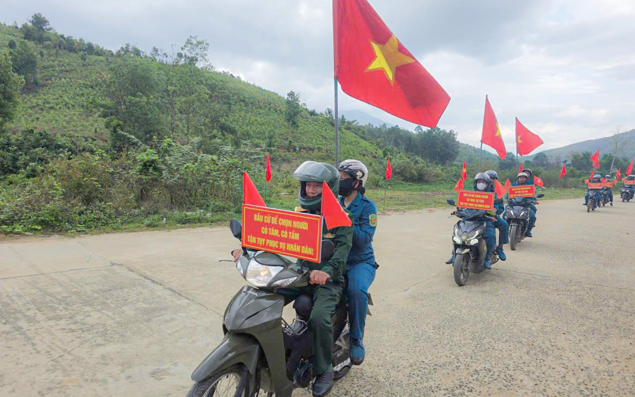 Lực lượng vũ trang Khánh Hòa đưa thông tin bầu cử đến với bà con dân tộc thiểu số