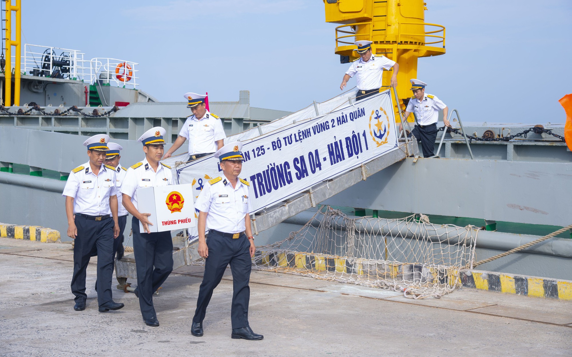 Hoàn thành bầu cử sớm trên biển cho hơn 600 cử tri là cán bộ, chiến sĩ và ngư dân