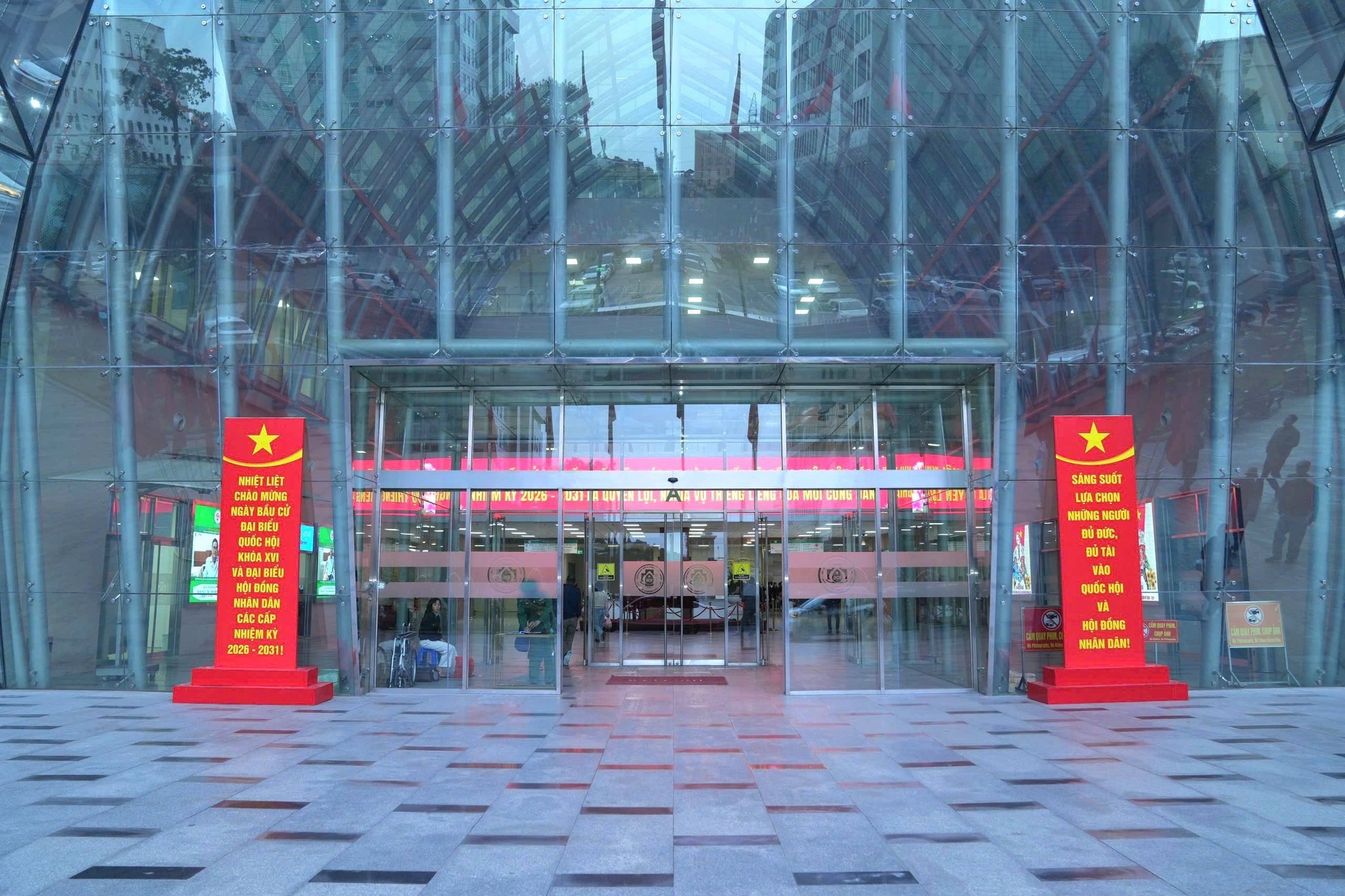 ẢNH: Công tác chuẩn bị bầu cử tại bệnh viện dự kiến có khoảng 3.400 cử tri- Ảnh 7.