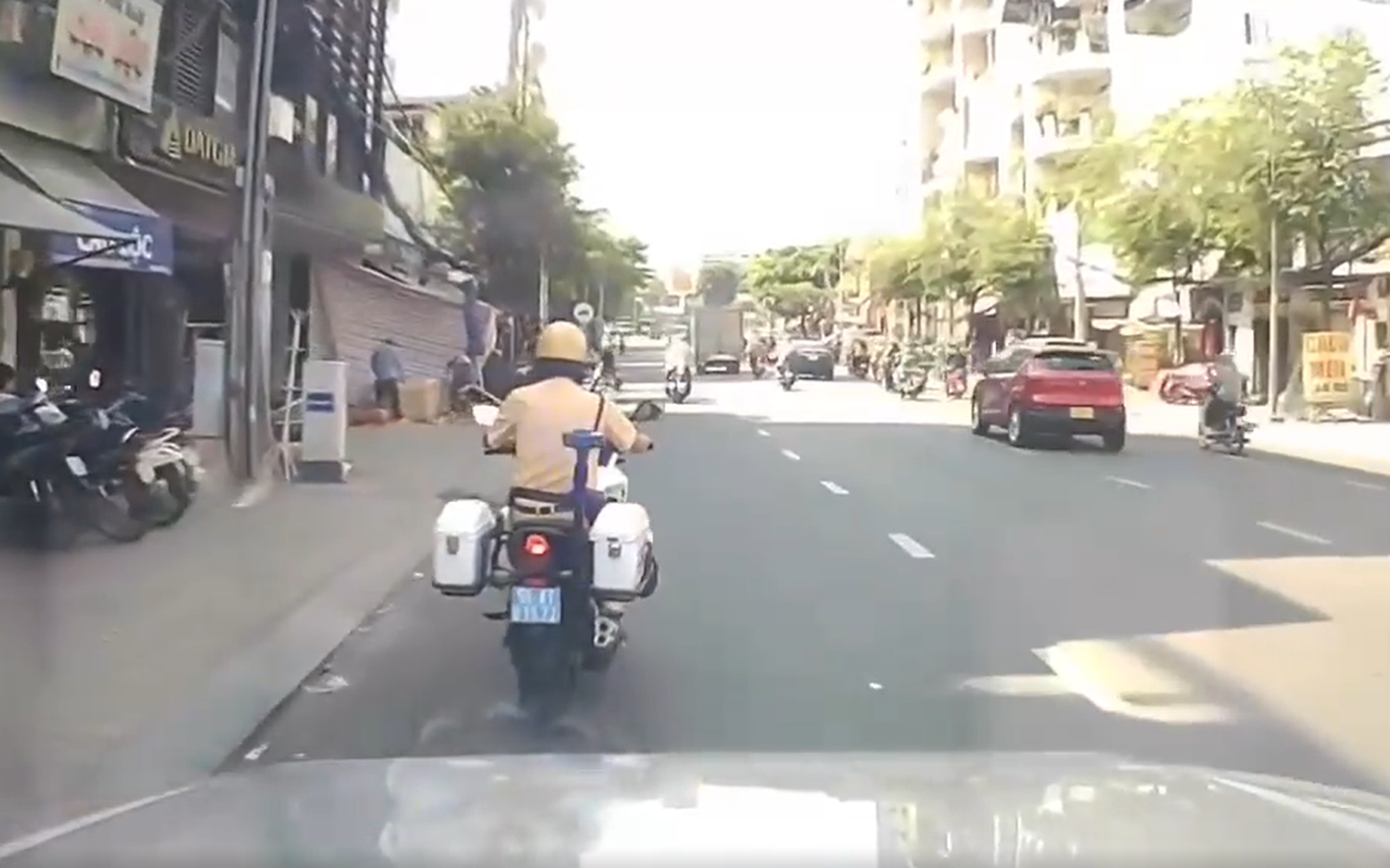 CSGT mở đường đưa bé co giật, tím tái đi cấp cứu kịp thời- Ảnh 2.