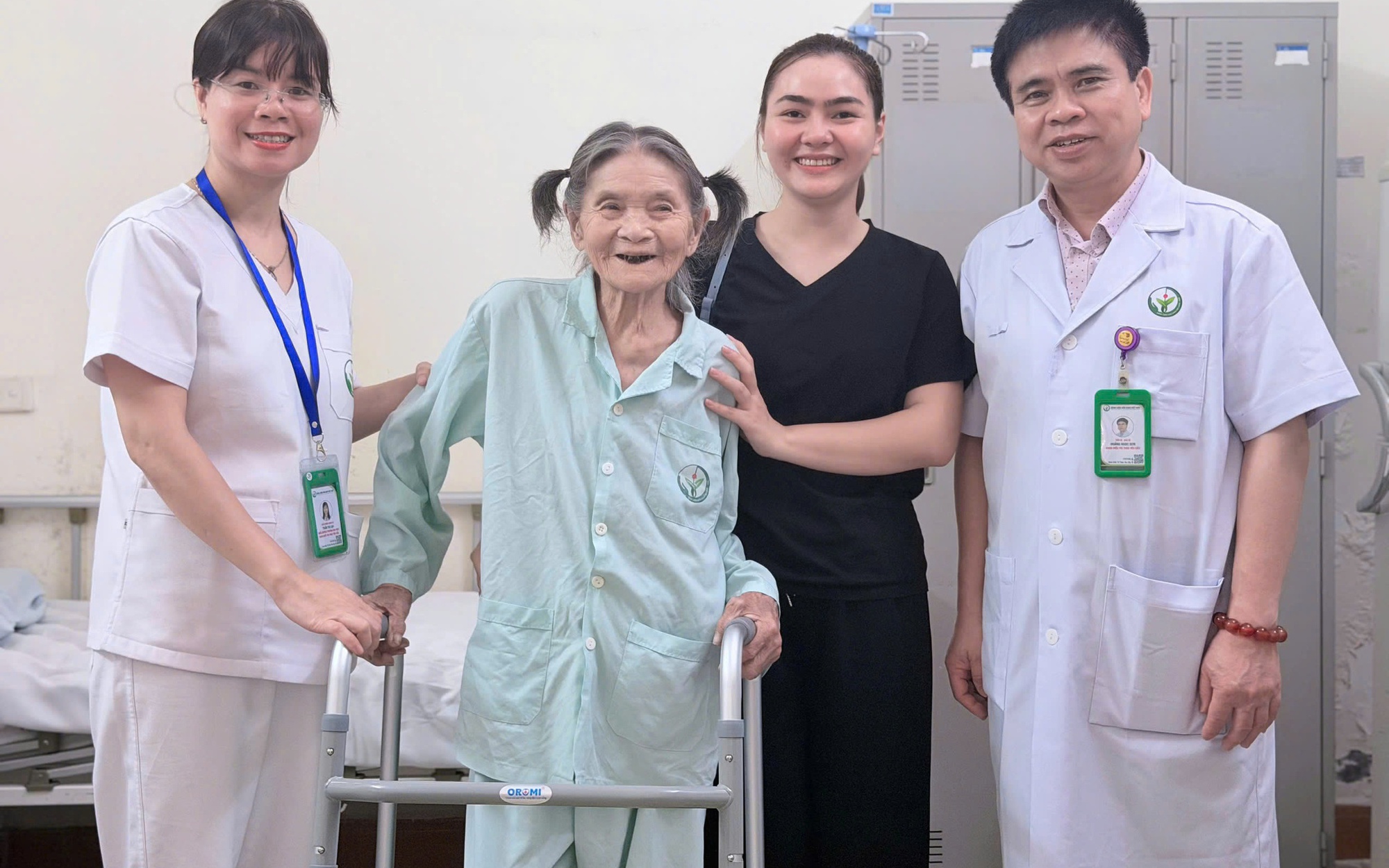 Sự hồi phục kỳ diệu của nam bệnh nhân sau 12 năm cắt toàn bộ bàng quang và tái tạo bằng ruột- Ảnh 5. 16 ngày, 2 cuộc đại phẫu cứu cụ bà 89 tuổi ở Bệnh viện Việt Đức