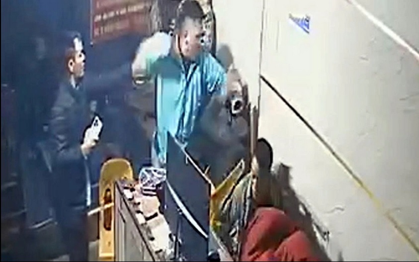 Vụ chọc thủng lốp xe máy SH: Sẽ bị xử lý ra sao?- Ảnh 2.