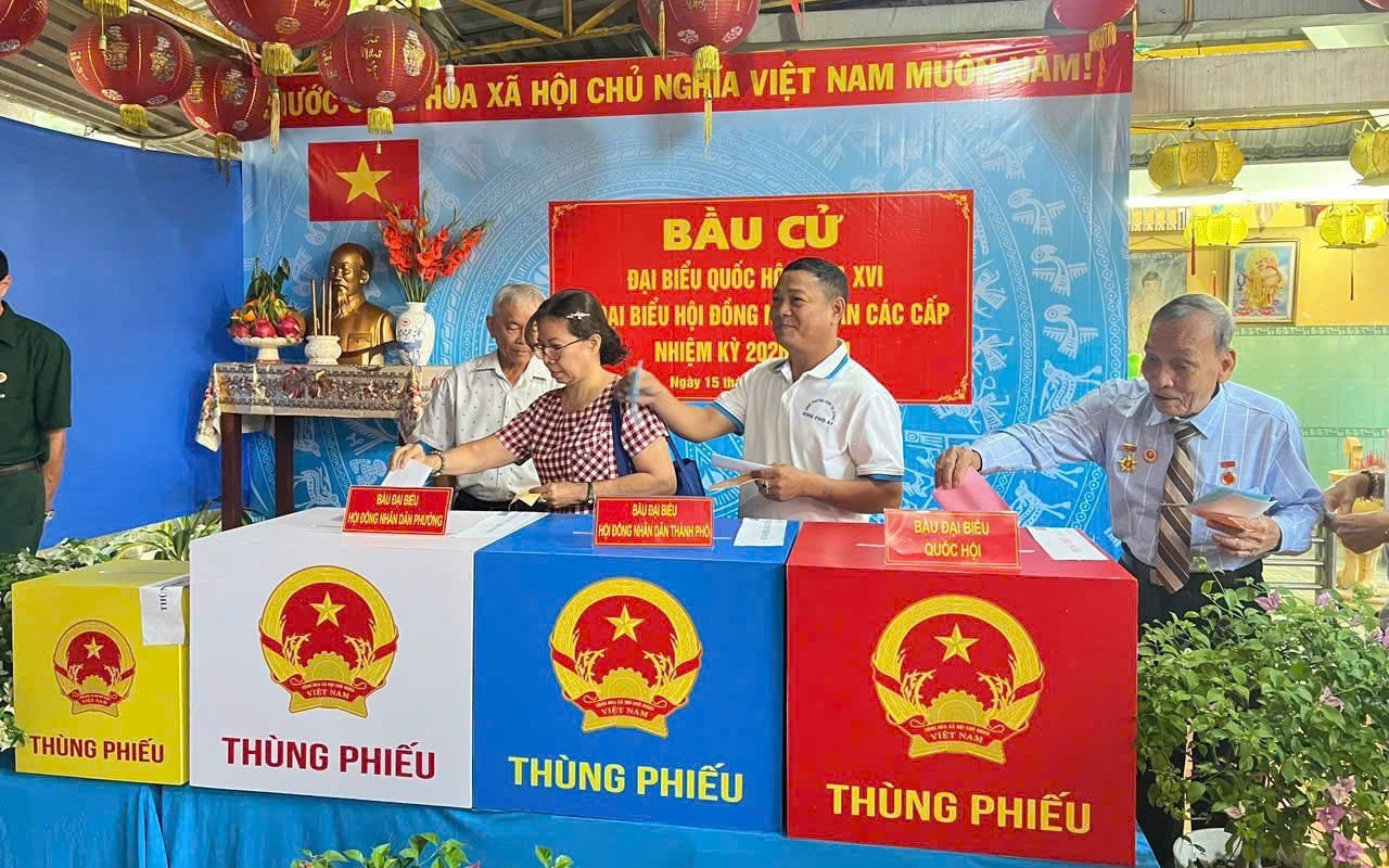 TPHCM rực rỡ cờ hoa trước ngày bầu cử 15/3- Ảnh 12.