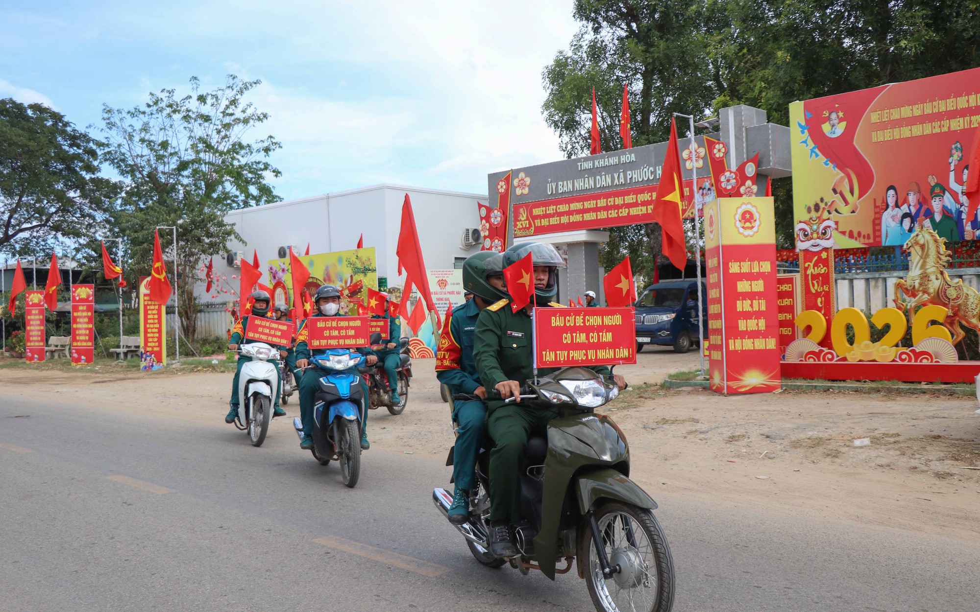 Khắp nẻo đường ở Khánh Hòa rộn ràng trước ngày bầu cử