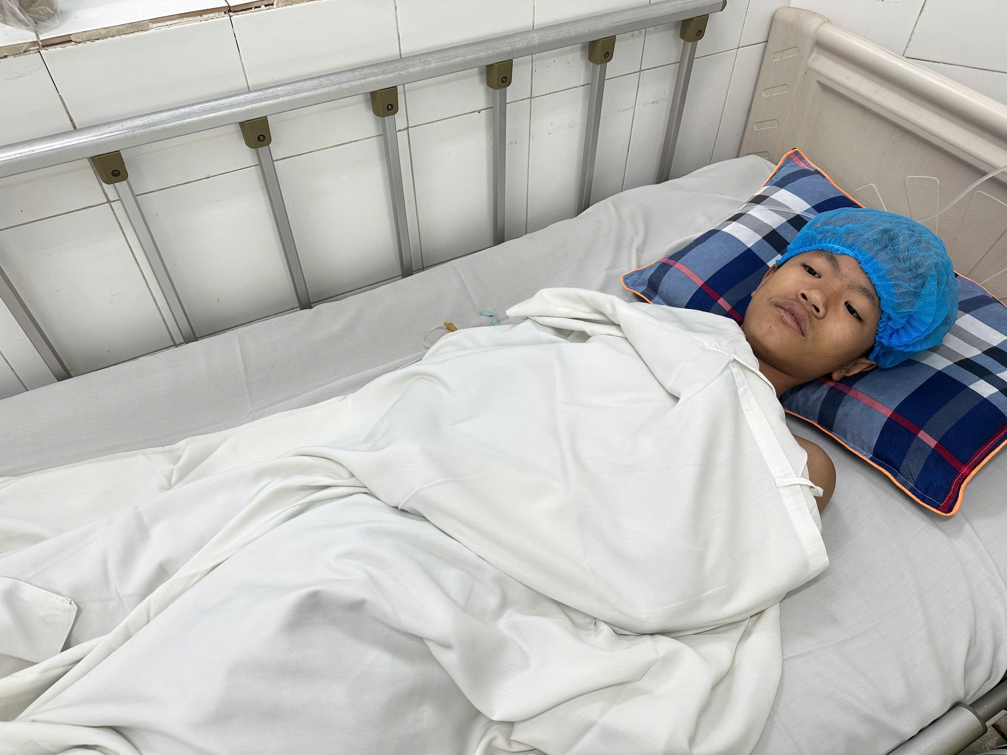 Xót xa cảnh nam sinh lớp 9 người Dao có nguy cơ dang dở giấc mơ đến trường sau tai nạn giao thông vì nhà nghèo- Ảnh 1.