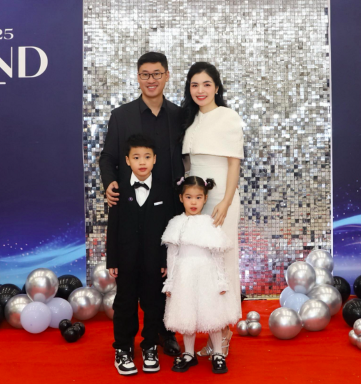 Chị gái Hòa Minzy: 'Chị Kính Hồng' nổi tiếng trên VTV, nay làm giám đốc- Ảnh 5.