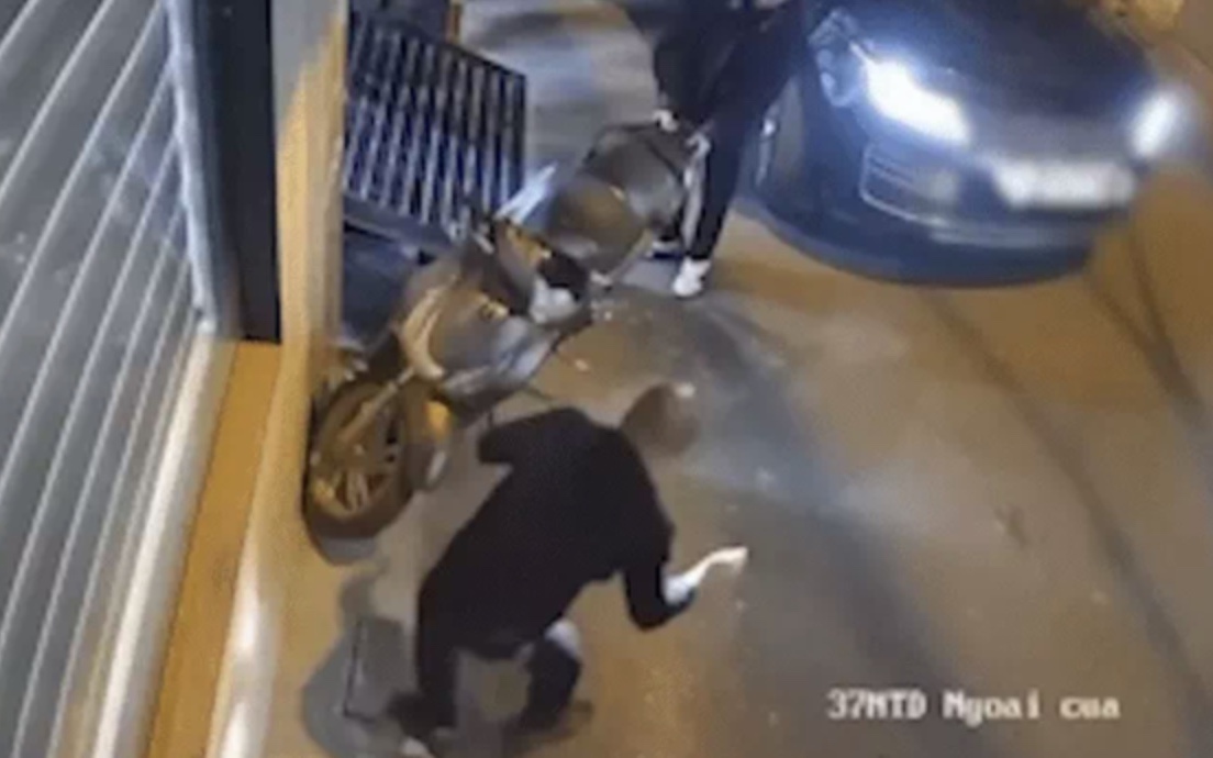 Mở cốp ô tô khi xe đang chạy trên cầu Nhật Tân, tài xế bị xử phạt- Ảnh 2.