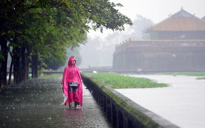 Cảnh báo 3 tỉnh có nguy cơ sạt lở cao do mưa lớn từ đêm mai- Ảnh 3. Mưa lớn ở miền Trung gây nguy cơ lũ quét, sạt lở đất