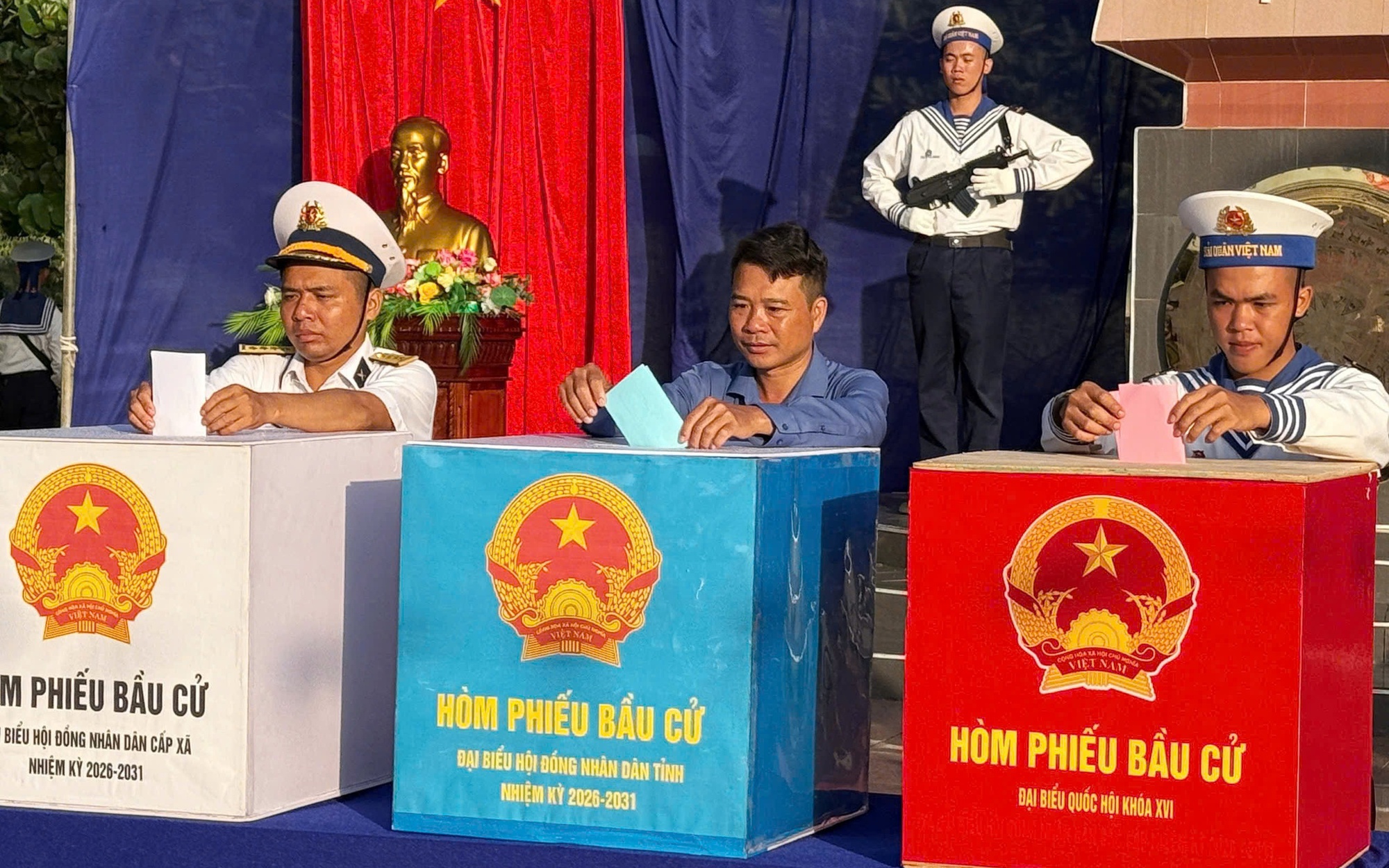 LIVE: Gần 79 triệu cử tri cả nước phấn khởi đi bầu cử