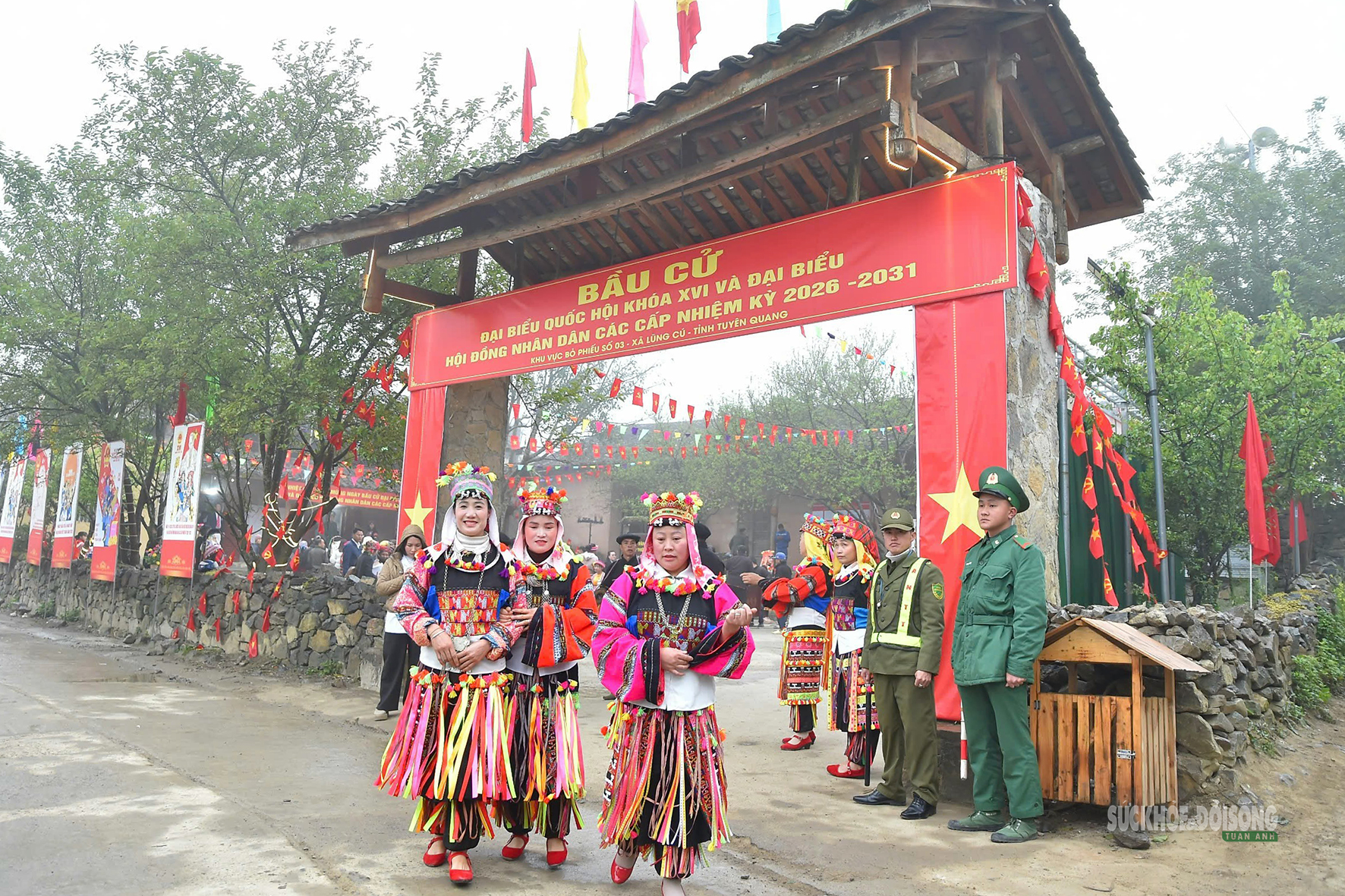 Sắc màu dân tộc rạng rỡ trong ngày hội non sông ở Lô Lô Chải- Ảnh 1.