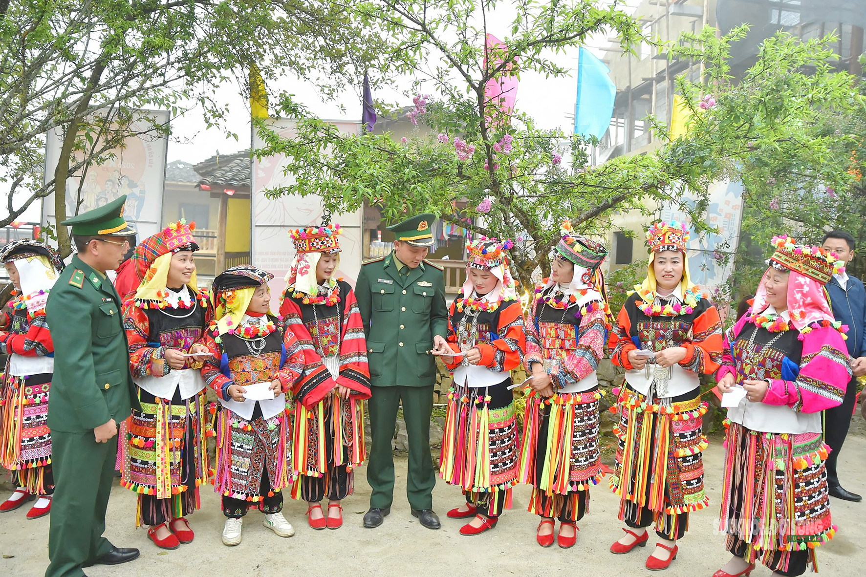 Sắc màu dân tộc rạng rỡ trong ngày hội non sông ở Lô Lô Chải- Ảnh 3.