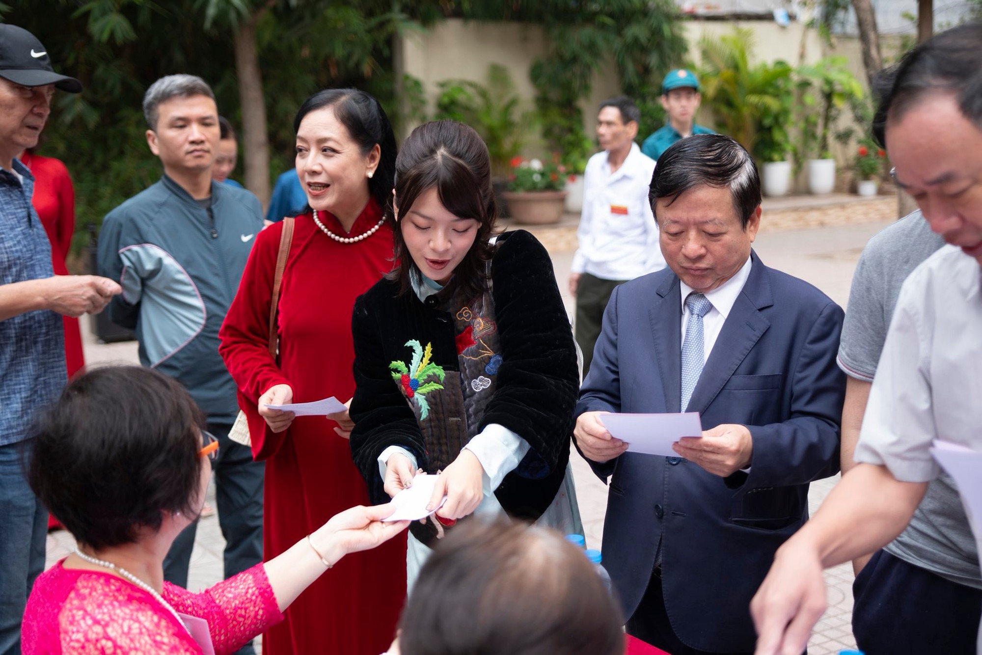 Vợ chồng NSƯT Chiều Xuân gây chú ý- Ảnh 1.