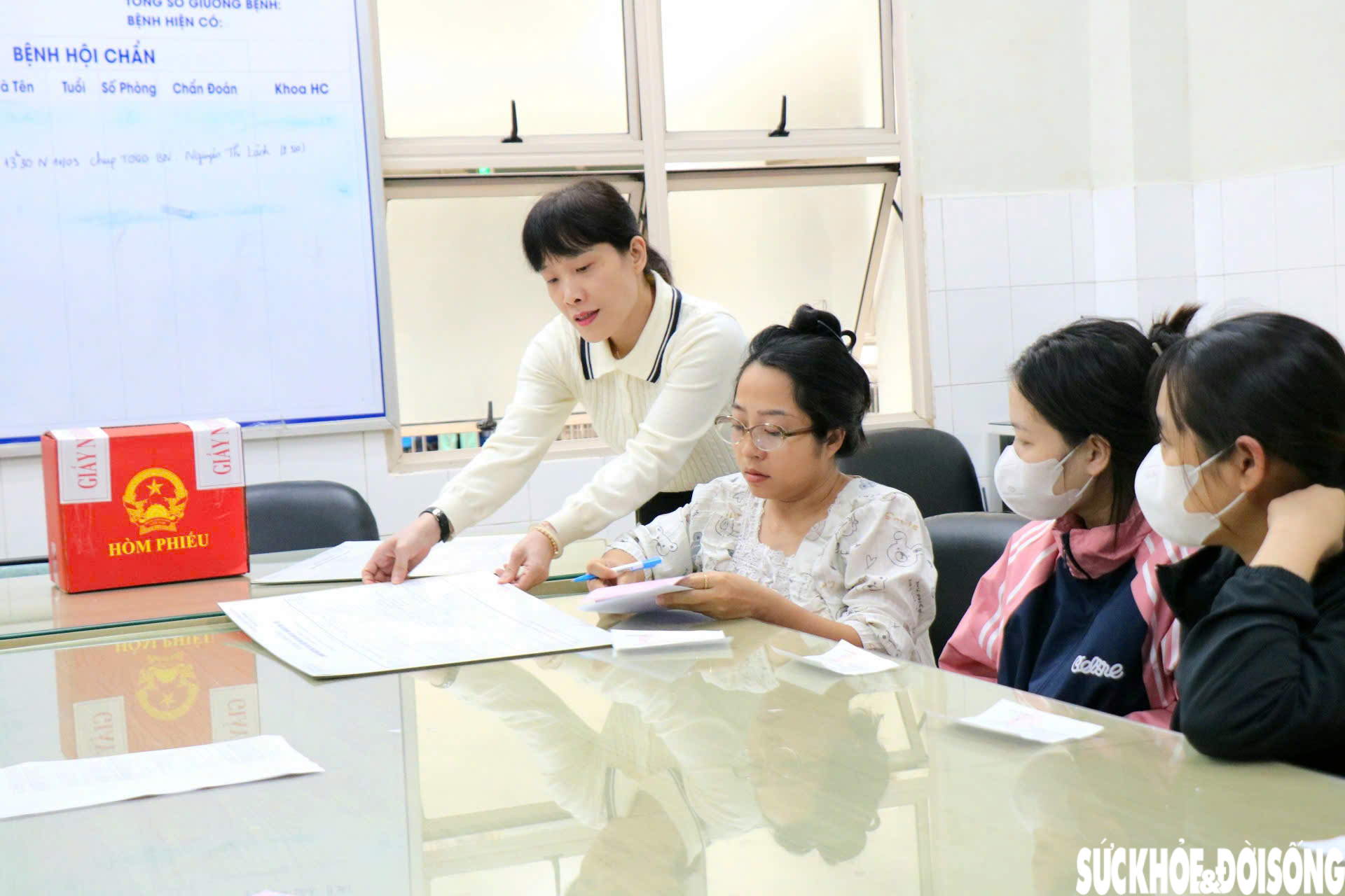 Những cử tri tại điểm bầu cử đặc biệt gửi gắm niềm tin qua từng lá phiếu- Ảnh 3.