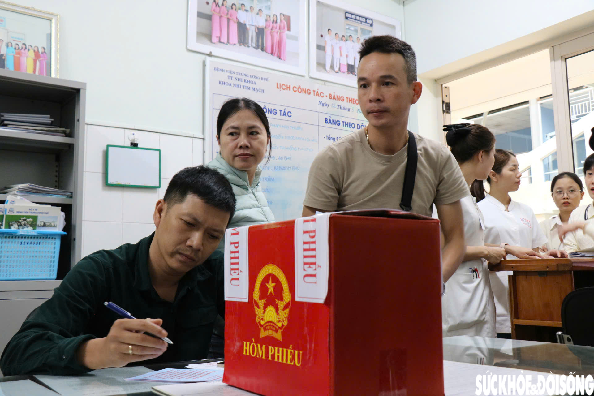 Những cử tri tại điểm bầu cử đặc biệt gửi gắm niềm tin qua từng lá phiếu- Ảnh 11.