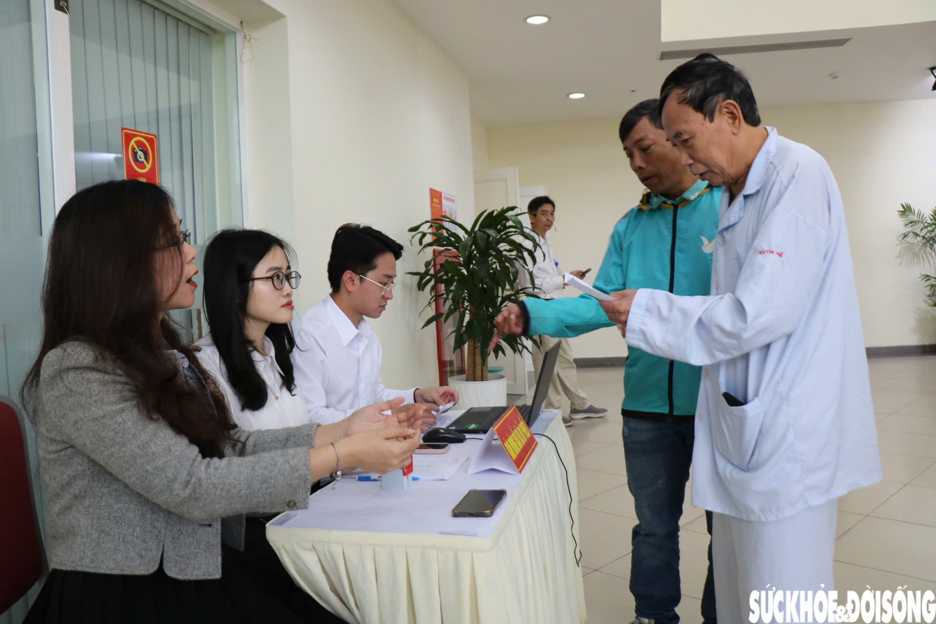 Những cử tri tại điểm bầu cử đặc biệt gửi gắm niềm tin qua từng lá phiếu- Ảnh 15.