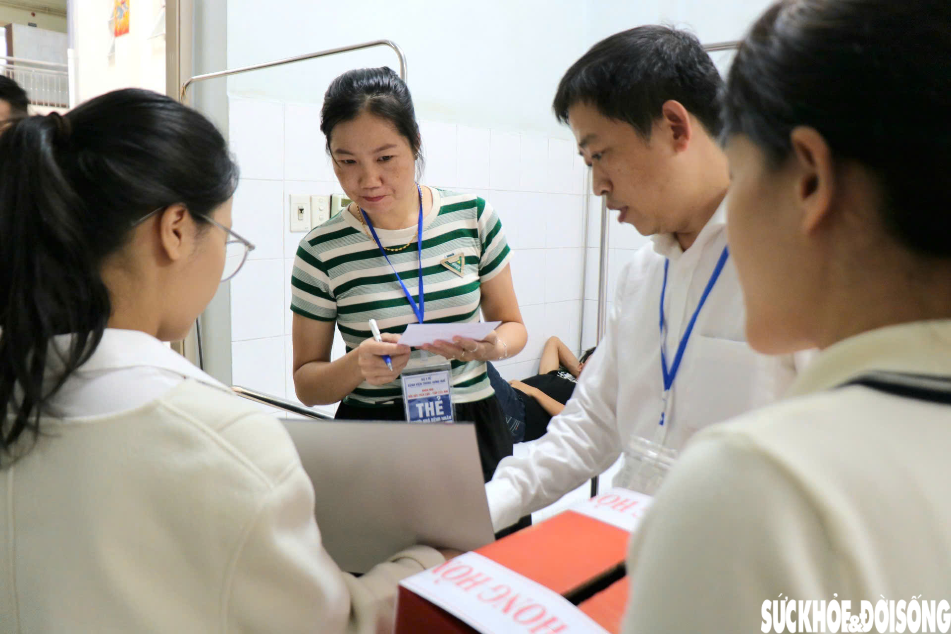 Những cử tri tại điểm bầu cử đặc biệt gửi gắm niềm tin qua từng lá phiếu- Ảnh 6.