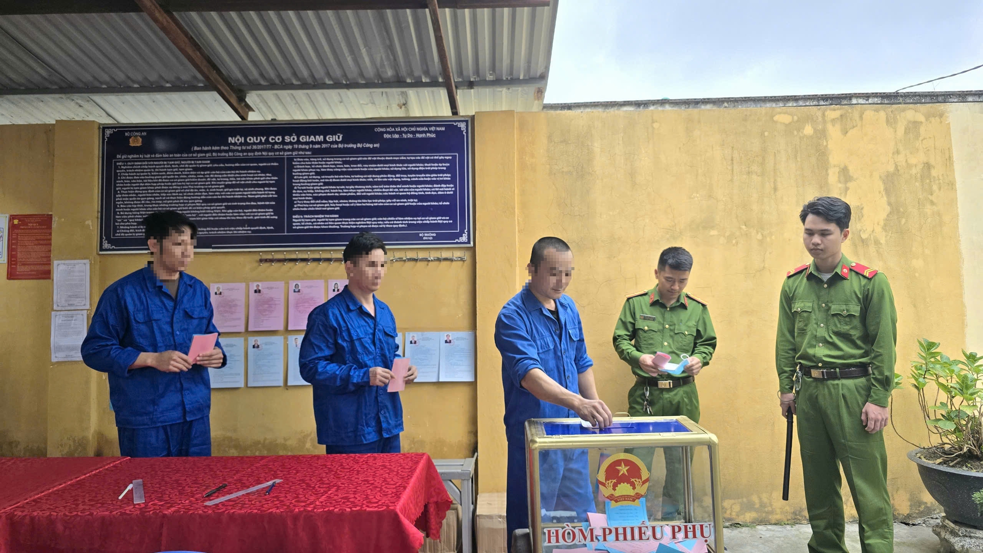 Những hòm phiếu đặc biệt trong ngày hội bầu cử ở Quảng Ninh- Ảnh 7.