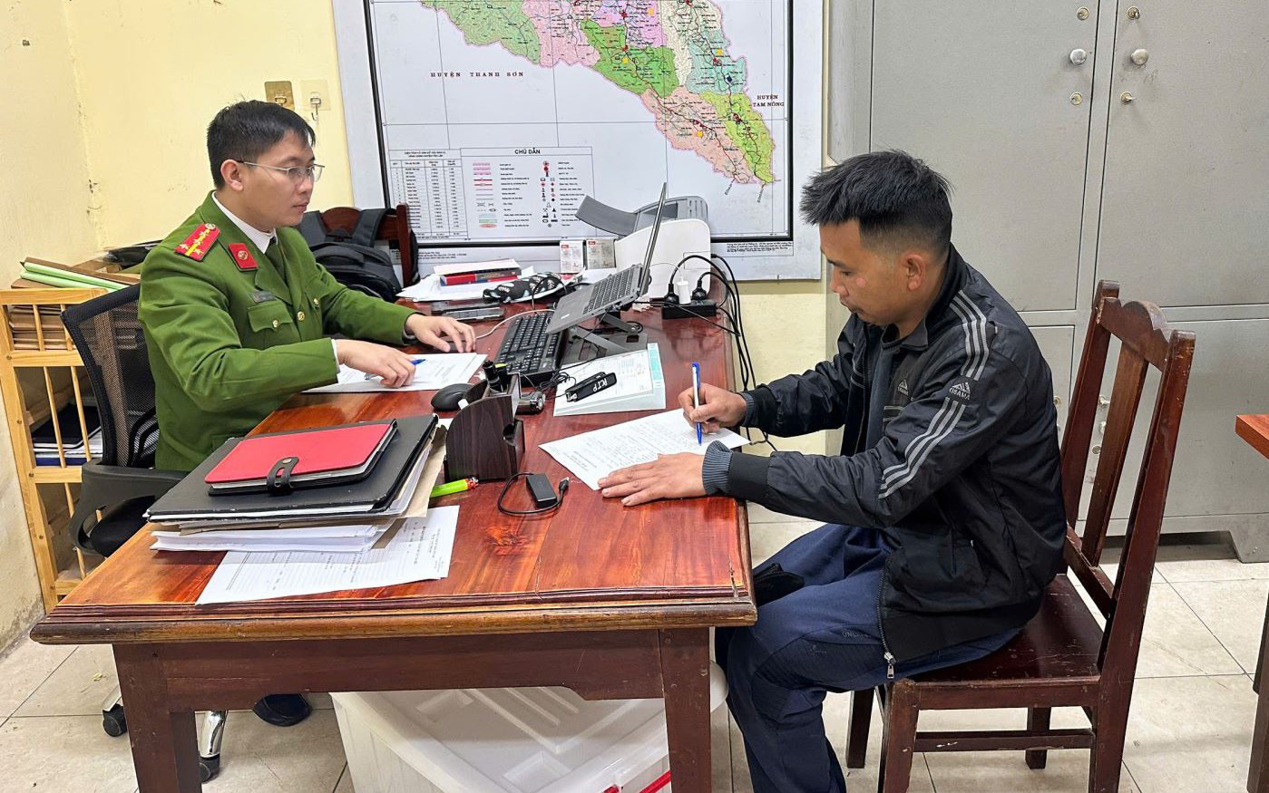 Nam thanh niên cởi trần cầm 2 con dao đe dọa người đi đường- Ảnh 3.