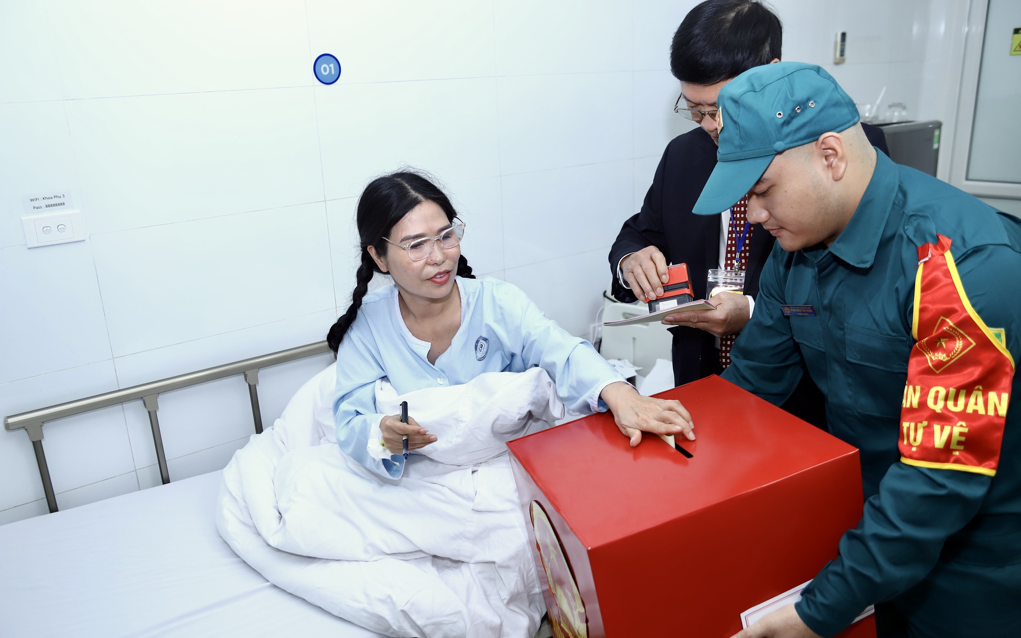 Các cử tri tại cơ sở cai nghiện tham gia bầu cử- Ảnh 6. Đưa hòm phiếu tới bệnh viện: Những lá phiếu tín nhiệm từ giường bệnh