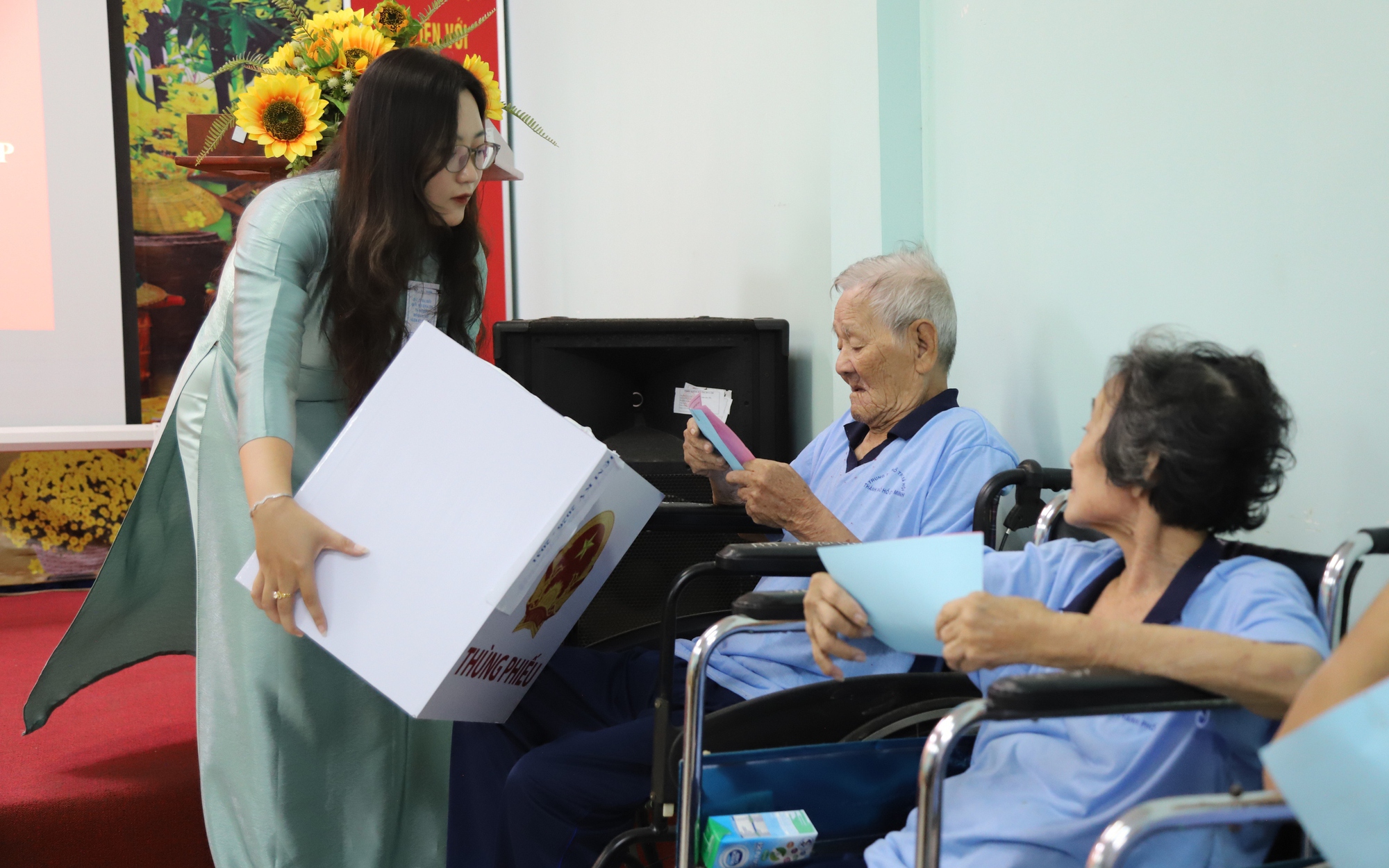 Thùng phiếu lưu động giúp người yếu thế không bị bỏ lại trong ngày hội bầu cử