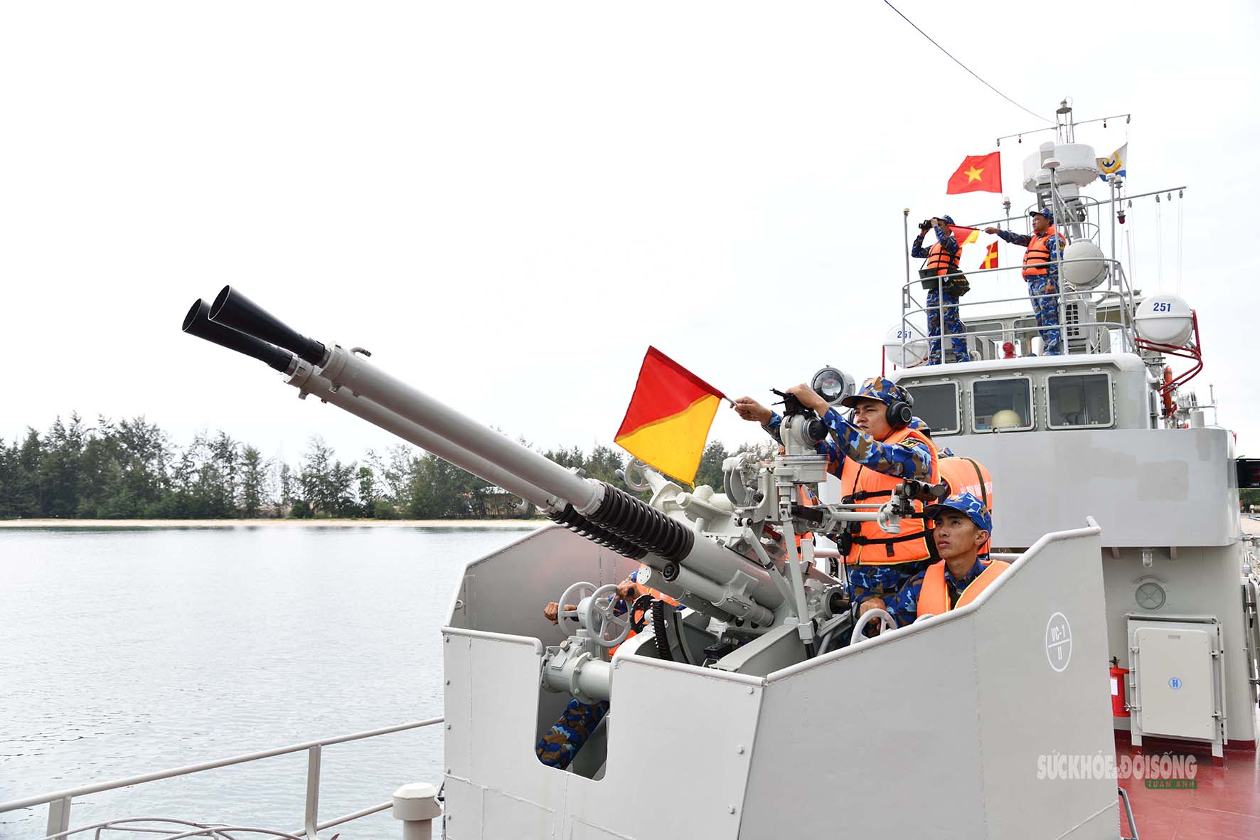 Lá phiếu giữa trùng khơi, chắc tay súng giữ biển trời Tổ quốc- Ảnh 2.