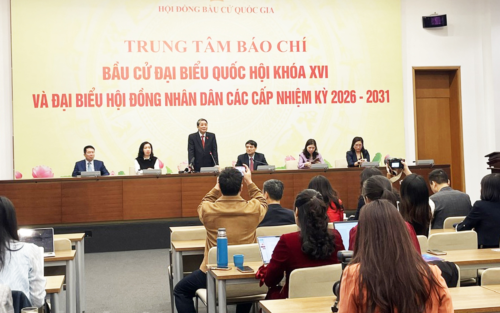 Chủ tịch Quốc hội: 'Điều quan trọng nhất chính là sự đồng thuận giữa ý Đảng và lòng dân'- Ảnh 3. Phó Chủ tịch Quốc hội đánh giá cao hoạt động tác nghiệp của báo chí trong ngày bầu cử