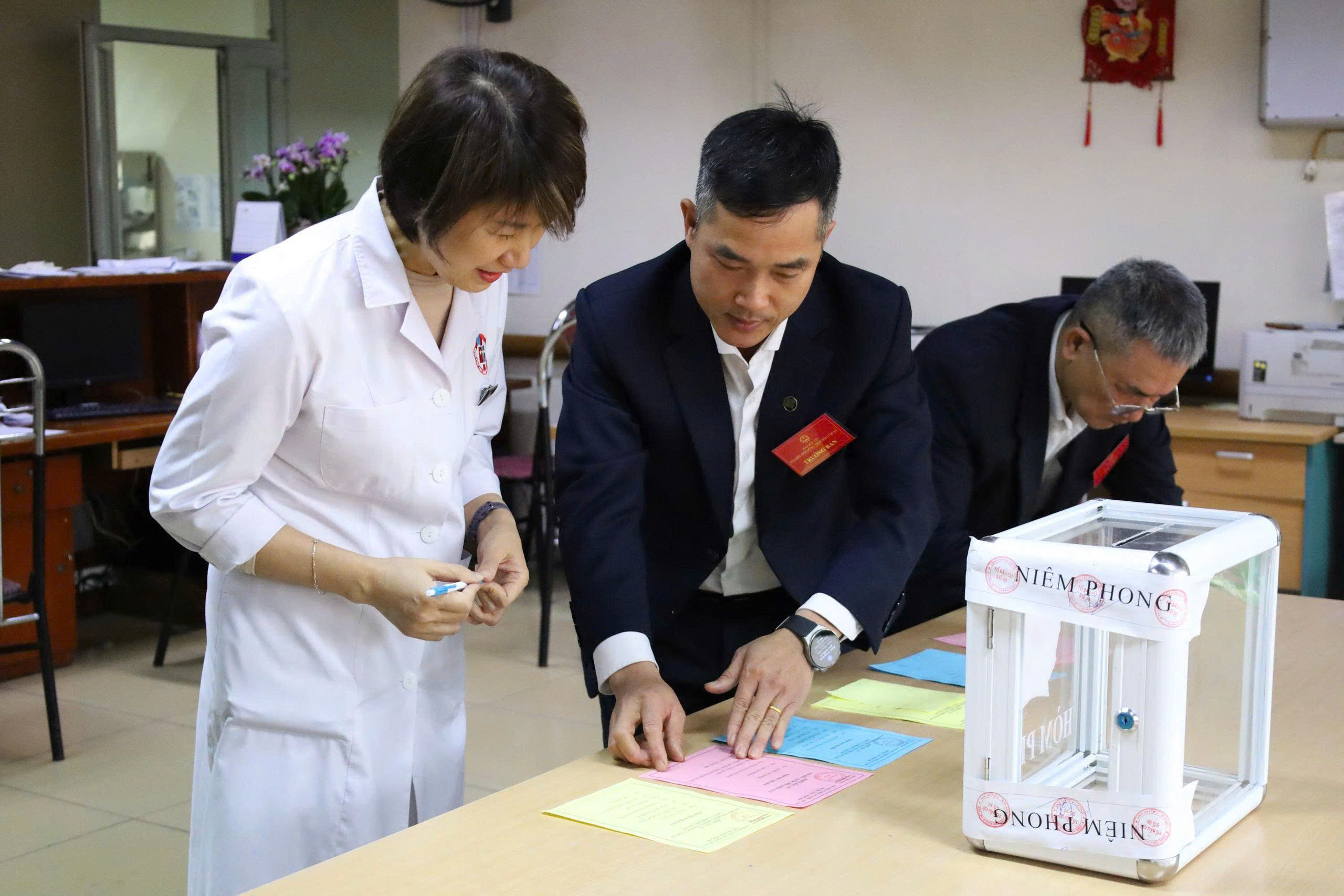 Những hòm phiếu đặc biệt trong ngày hội bầu cử ở Quảng Ninh- Ảnh 3.