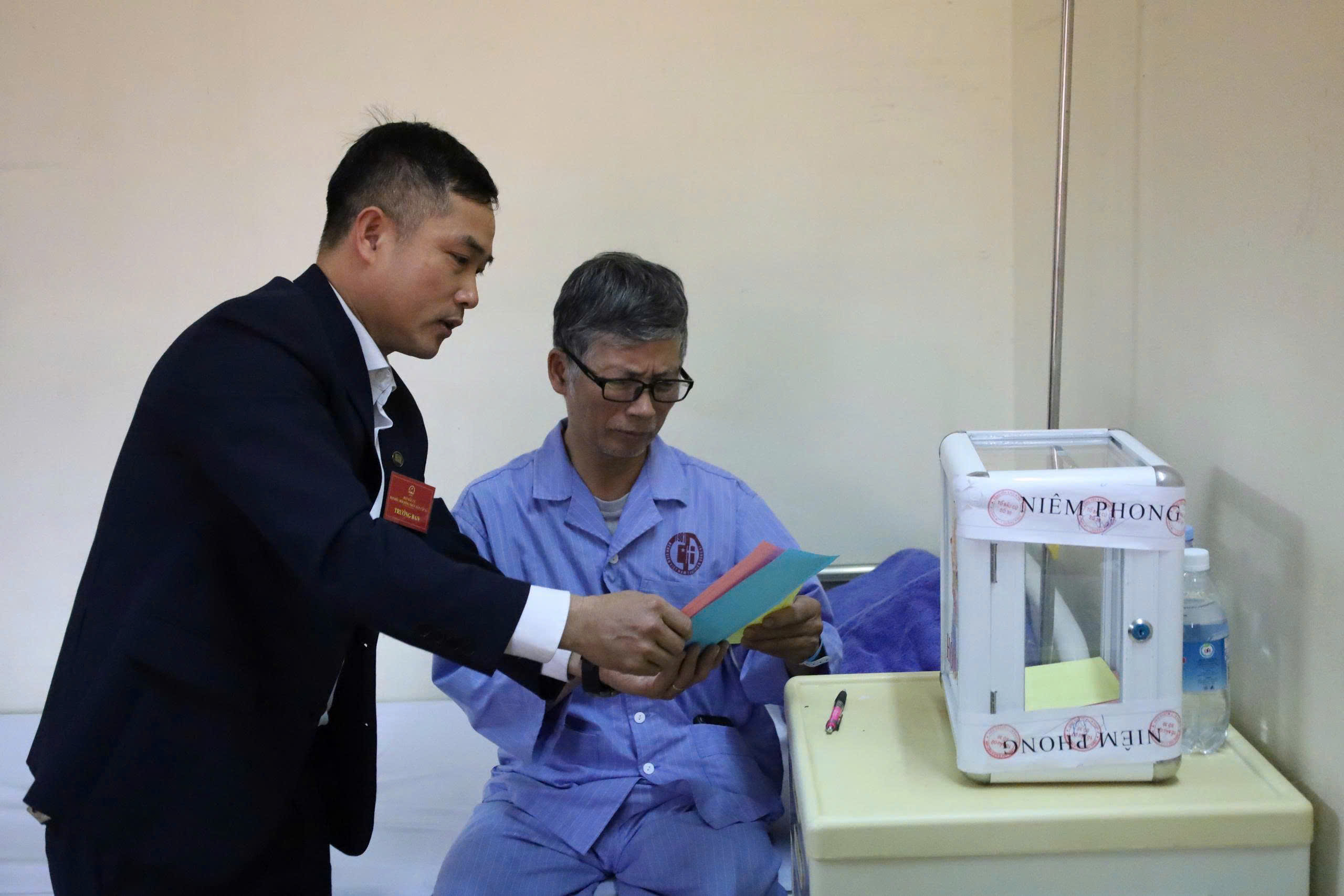 Những hòm phiếu đặc biệt trong ngày hội bầu cử ở Quảng Ninh- Ảnh 4.