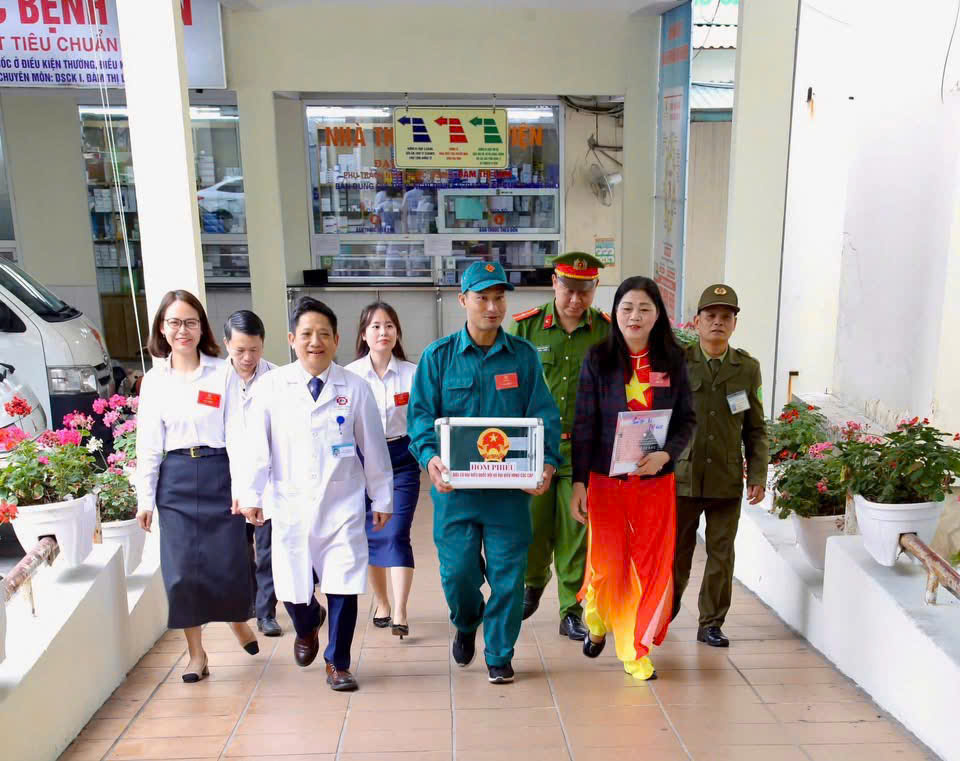 Những hòm phiếu đặc biệt trong ngày hội bầu cử ở Quảng Ninh- Ảnh 1.