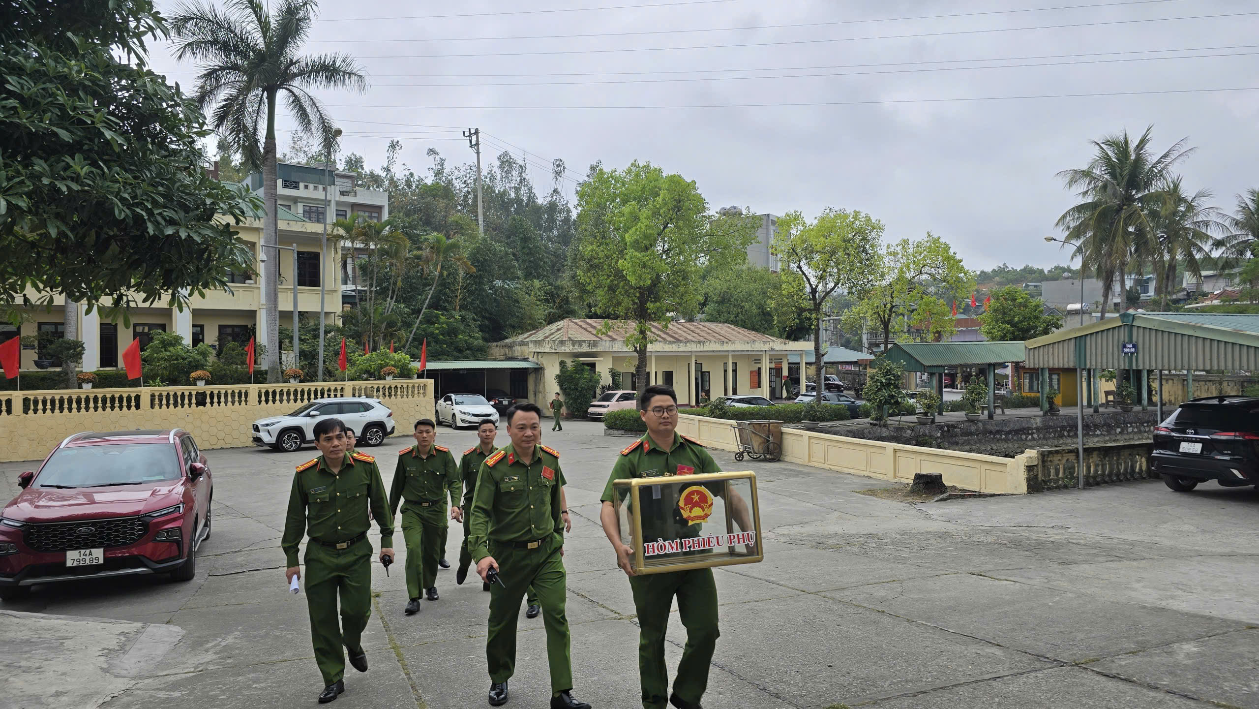 Những hòm phiếu đặc biệt trong ngày hội bầu cử ở Quảng Ninh- Ảnh 2.