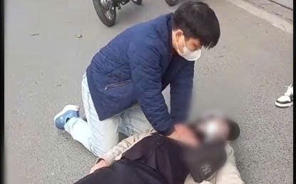 Video bác sĩ Bệnh viện Thận Hà Nội ép tim ngoài lồng ngực cứu thanh niên ngừng tim trên phố