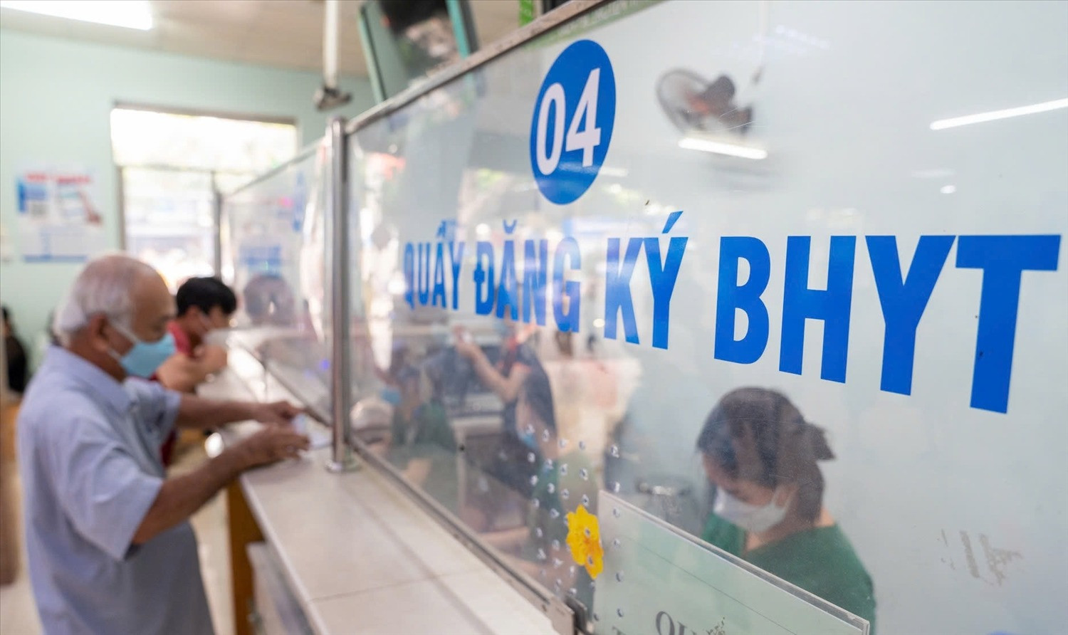 Thủ tục khám chữa bệnh bảo hiểm y tế có sự thay đổi?- Ảnh 1.