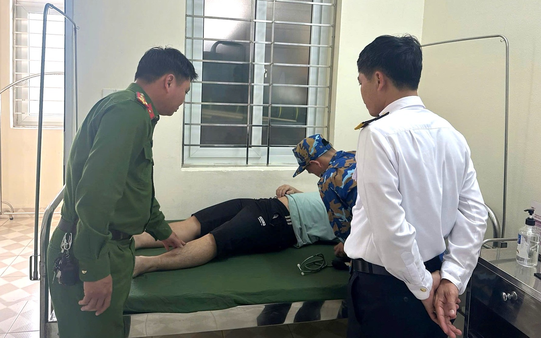 Giây phút nhanh trí của đại úy Công an cứu người trên cầu Sặt - Ảnh 3.