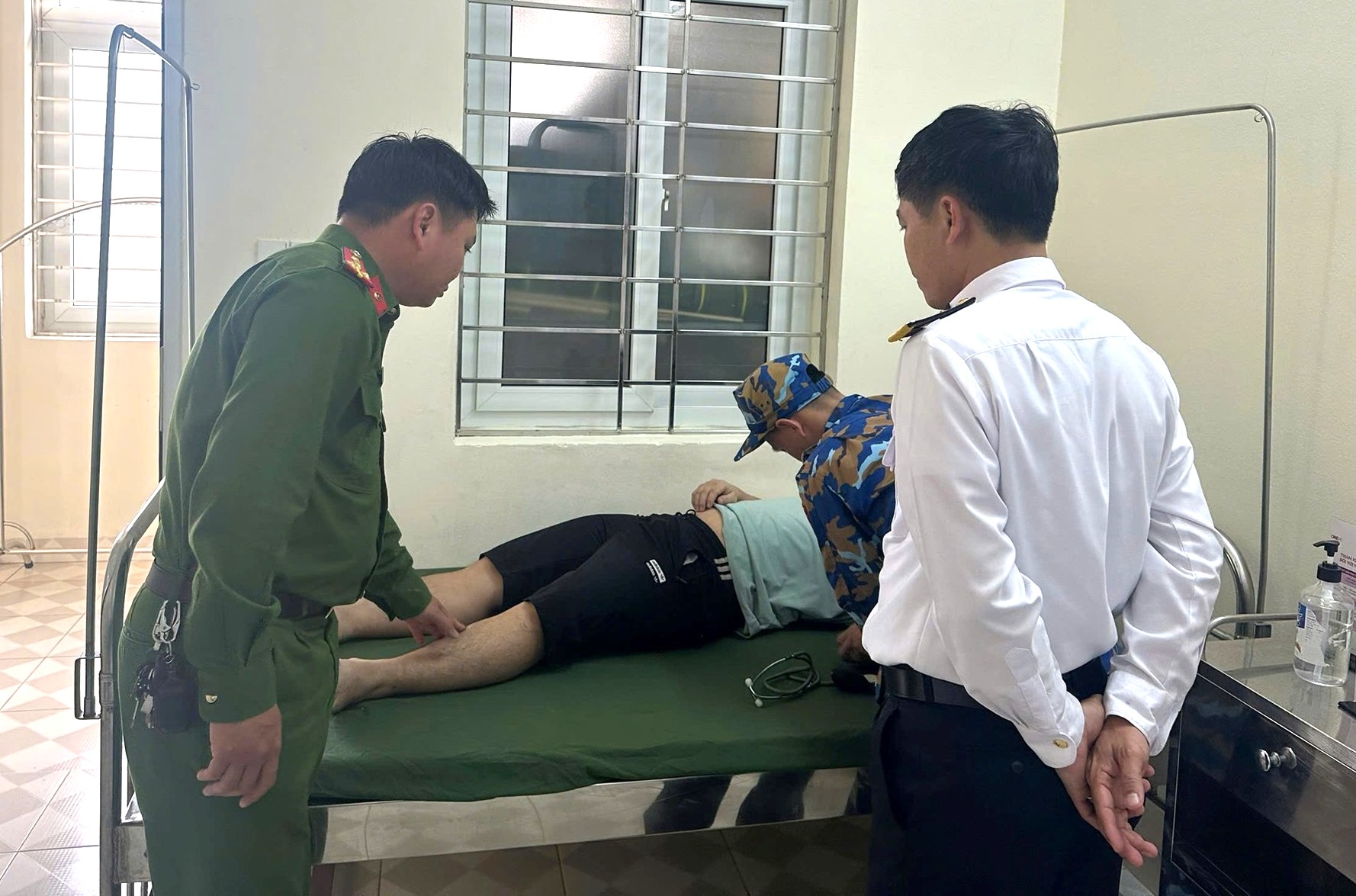 Mâu thuẫn gia đình, nam thanh niên Hải Phòng nhảy cầu Bính được công an cứu sống- Ảnh 1.