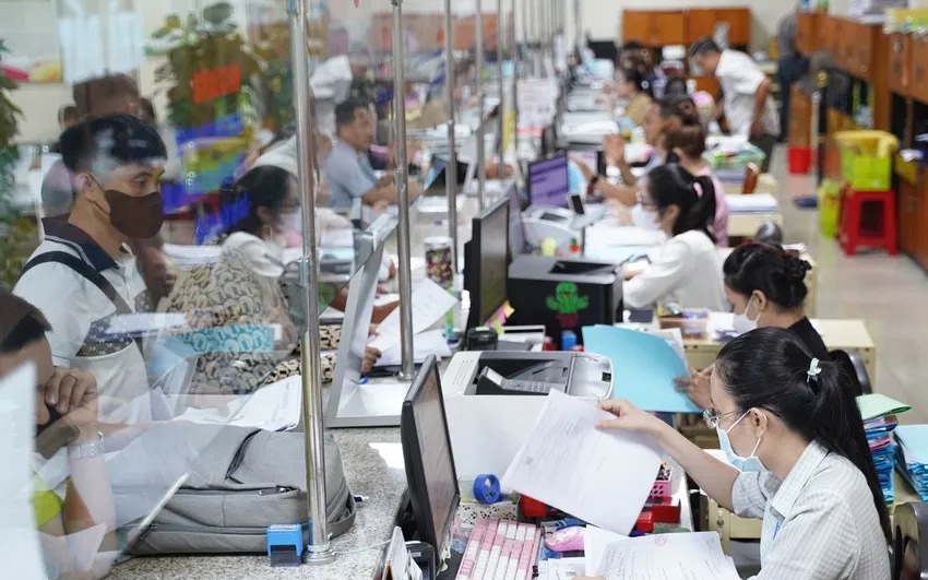 Bộ Nội vụ đề xuất loạt đối tượng được vào công chức không qua thi tuyển- Ảnh 2.