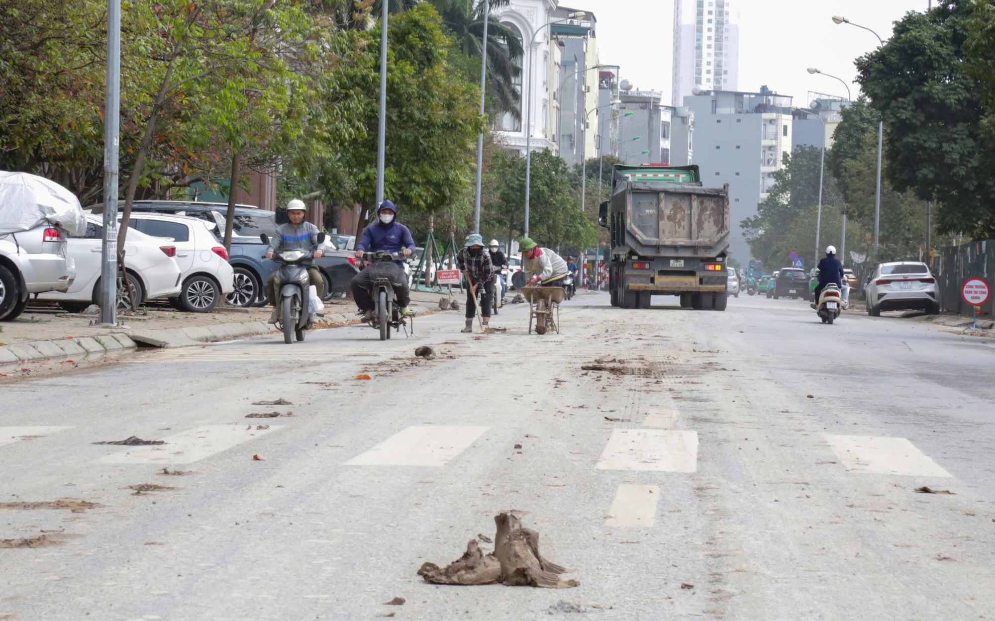 Hà Nội: Xe tải làm rơi đất trên đường, CSGT truy tận công trường xử lý