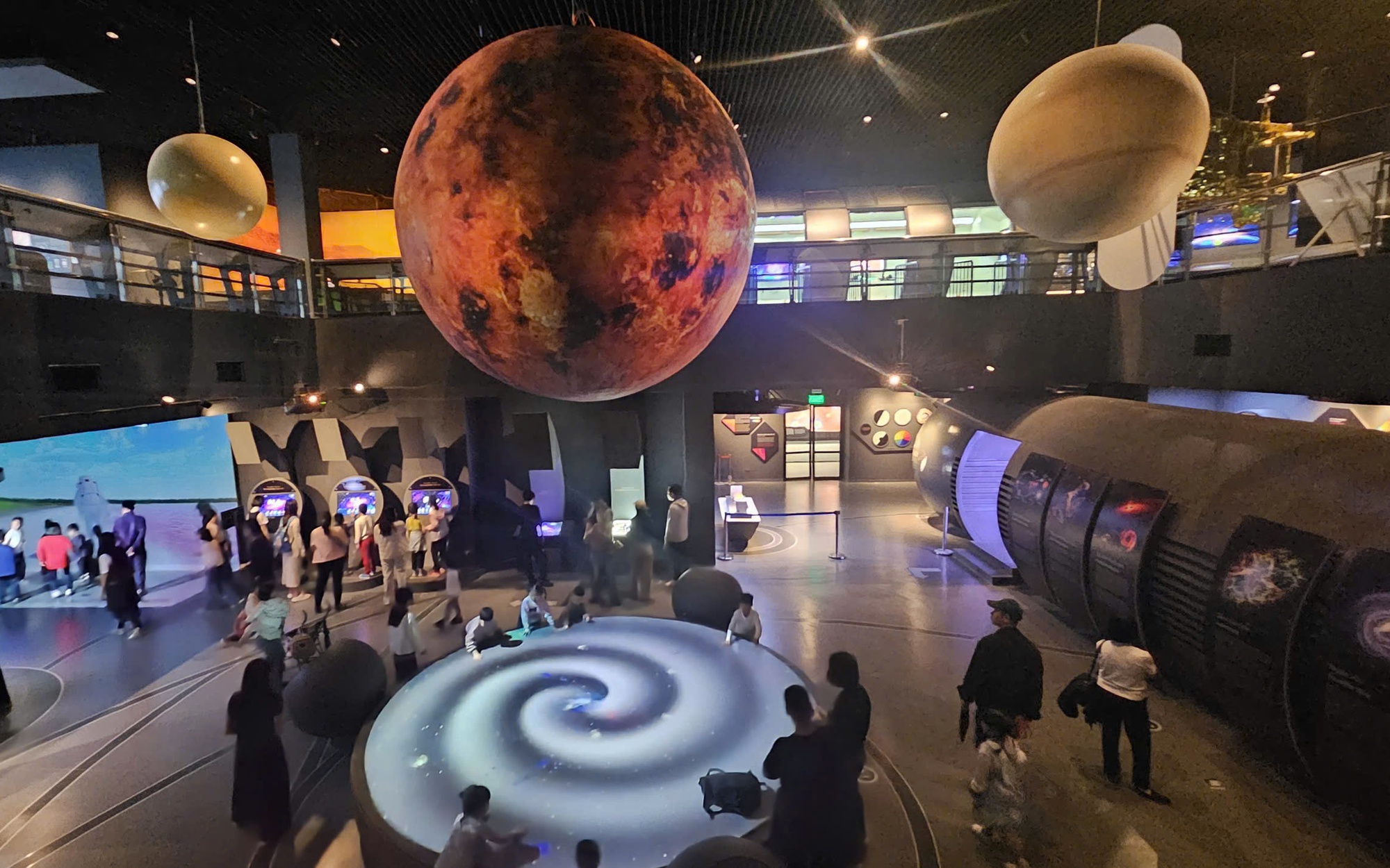 Chiêm ngưỡng khoảnh khắc tàu vũ trụ đưa con người thám hiểm Mặt Trăng lần thứ 2- Ảnh 2.