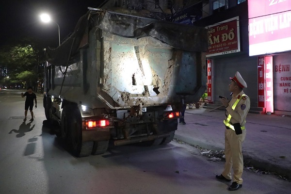 Hà Nội: Xử phạt 79 trường hợp xe tải vi phạm TTATGT- Ảnh 1.