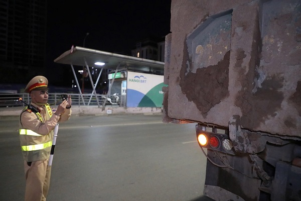 Hà Nội: Xử phạt 79 trường hợp xe tải vi phạm TTATGT- Ảnh 2.