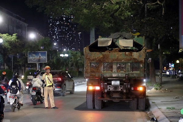 Hà Nội: Xử phạt 79 trường hợp xe tải vi phạm TTATGT- Ảnh 4.