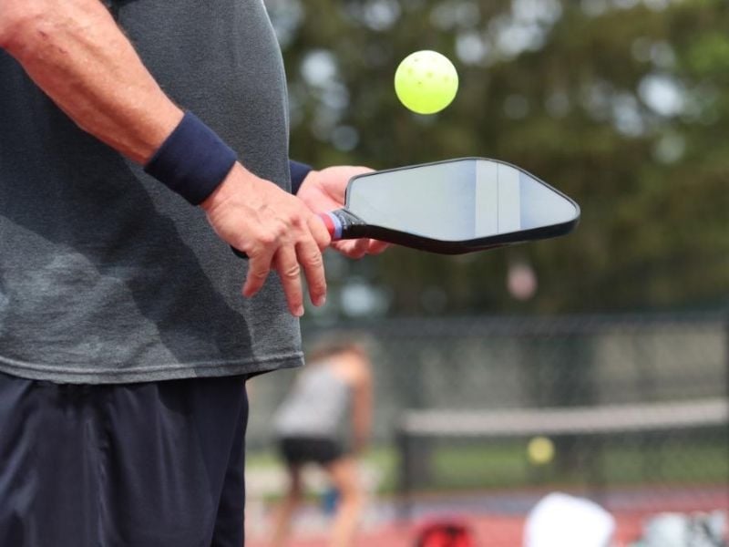 Đau tay khi chơi pickleball có thể là dấu hiệu của những chấn thương nào?- Ảnh 1. Đau tay khi chơi pickleball có thể là dấu hiệu của những chấn thương nào?- Ảnh 1.