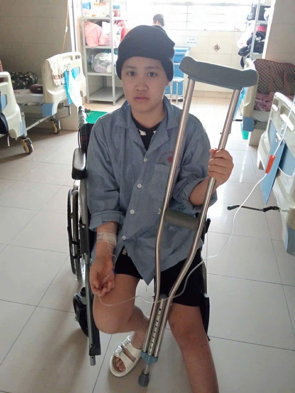 Mồ côi bố, nữ sinh 19 tuổi bị ung thư cần 100 triệu đồng để giữ lại chân- Ảnh 1.