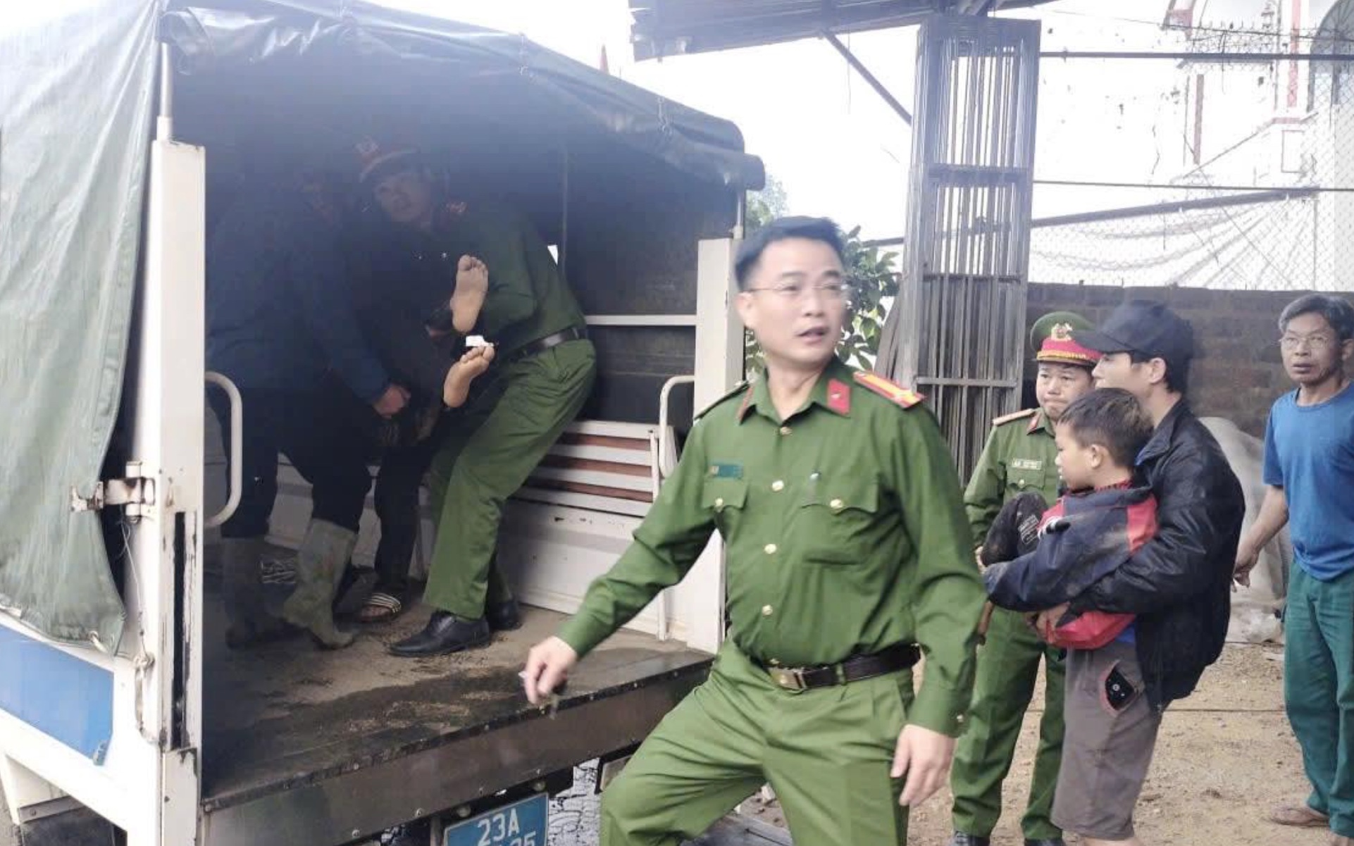 Bắt giữ du khách nước ngoài đâm trọng thương thiếu tá công an tại Mũi Né- Ảnh 3. Bắt giữ du khách nước ngoài đâm trọng thương thiếu tá công an tại Mũi Né- Ảnh 3.