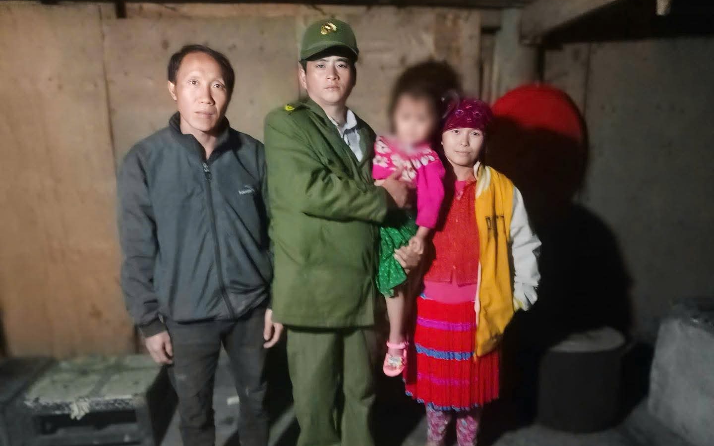 Bé trai 4 tuổi lạc lên đồi, lực lượng chức năng xuyên đêm tìm kiếm- Ảnh 2. Bé gái người Mông 4 tuổi đi lạc, sợ hãi giữa rừng lạnh cách nhà hơn 6km