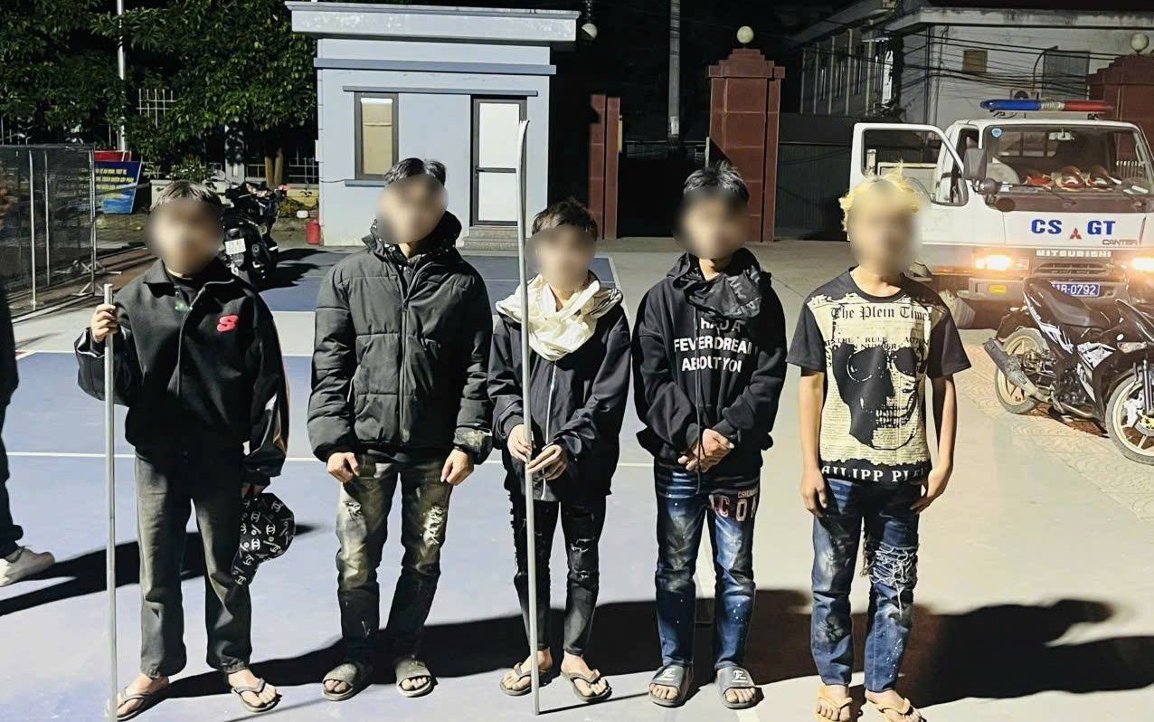 Nhóm thanh thiếu niên mang hung khí đập phá nhà dân trong đêm- Ảnh 2. Vây bắt nhóm thiếu niên dưới 16 tuổi tụ tập đua xe, mang hung khí gây rối