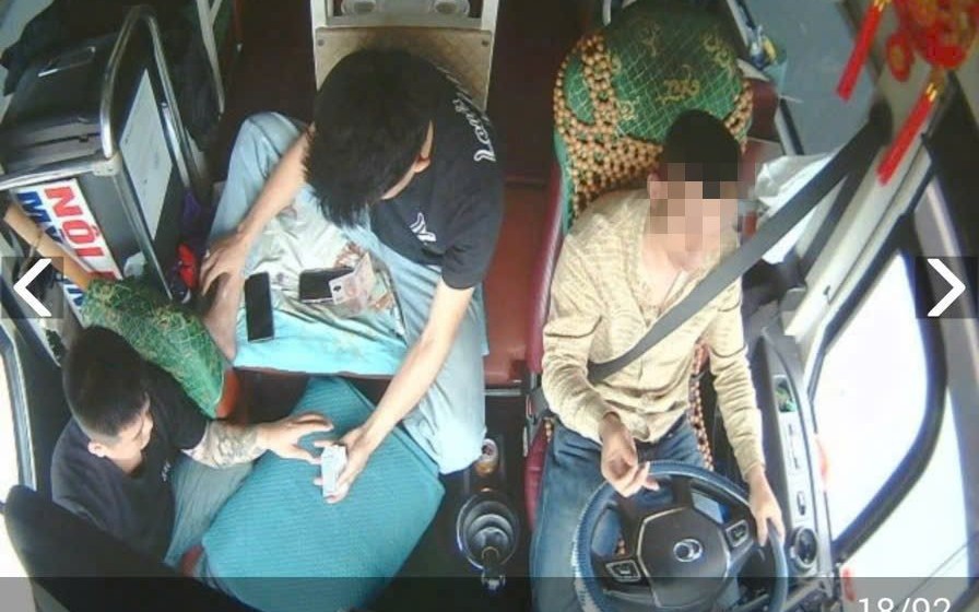 "Đánh cược" tính mạng hành khách, lái xe và phụ xe đánh bài khi xe chạy trên cao tốc