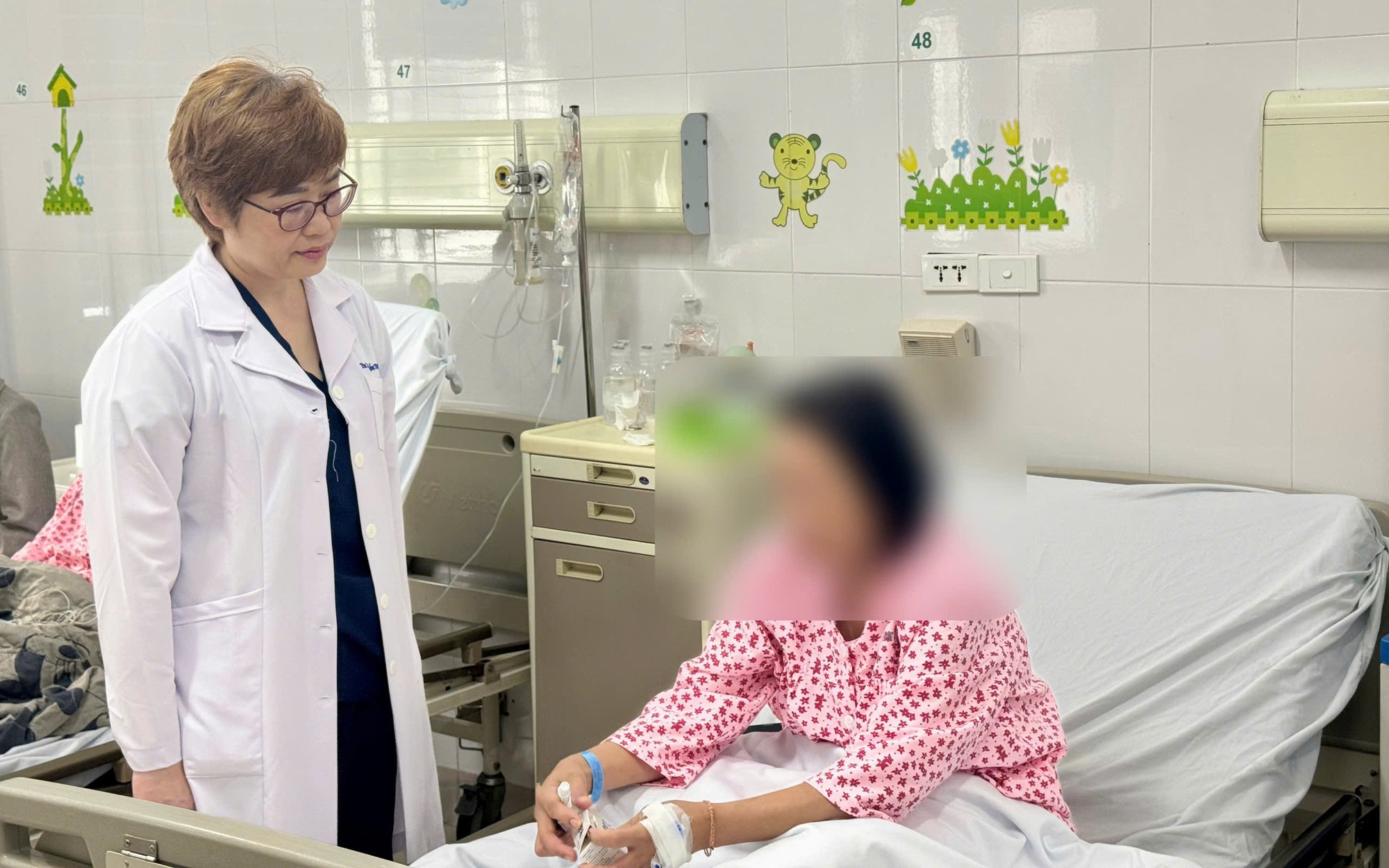 Người phụ nữ có khối u to như thai 7 tháng, nhiều bệnh nguy hiểm- Ảnh 1.