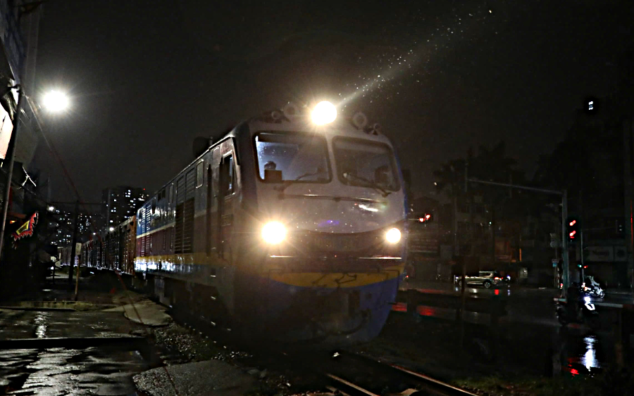 Hà Nội: Cảnh báo đã bật, người dân vẫn liều vượt rào chắn đường sắt- Ảnh 1. Hà Nội: Cảnh báo đã bật, người dân vẫn liều vượt rào chắn đường sắt- Ảnh 1.