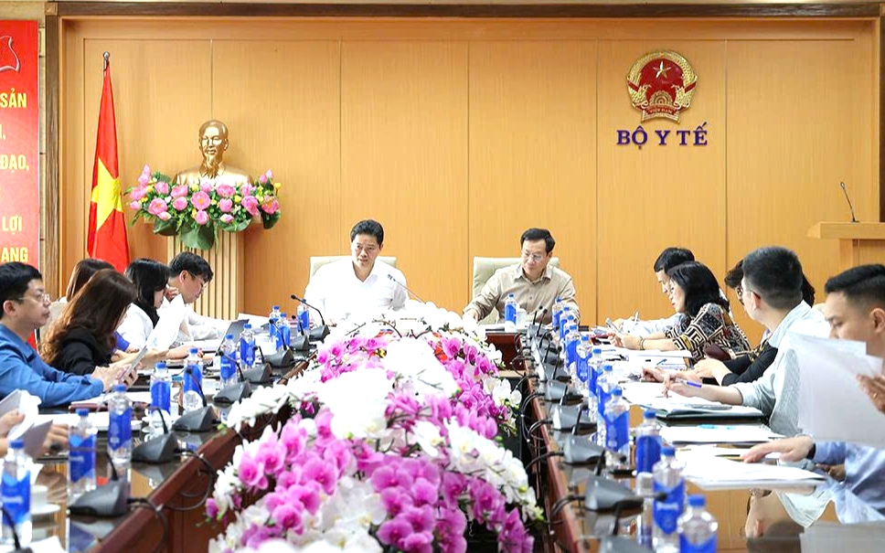 Thúc đẩy hoàn thiện thể chế về phụ cấp đặc thù, hỗ trợ hàng tháng để tăng cường chính sách đãi ngộ nhân lực y tế