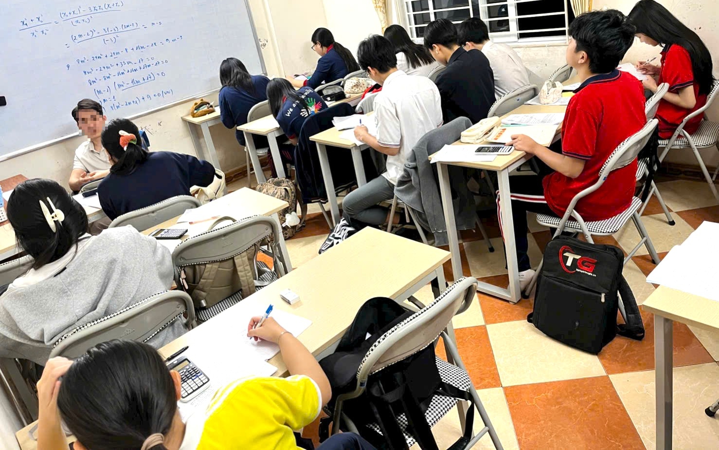 Nới quyền cho hiệu trưởng, siết trách nhiệm trong dạy thêm- Ảnh 2. Điều chỉnh quy định dạy thêm: Phụ huynh kỳ vọng sự thay đổi thực chất